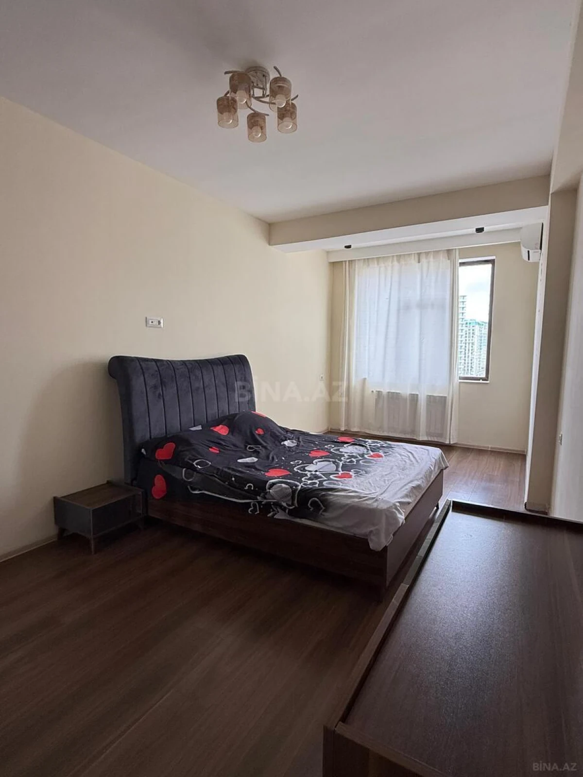 Satılır 4 otaqlı mənzil 156 m²