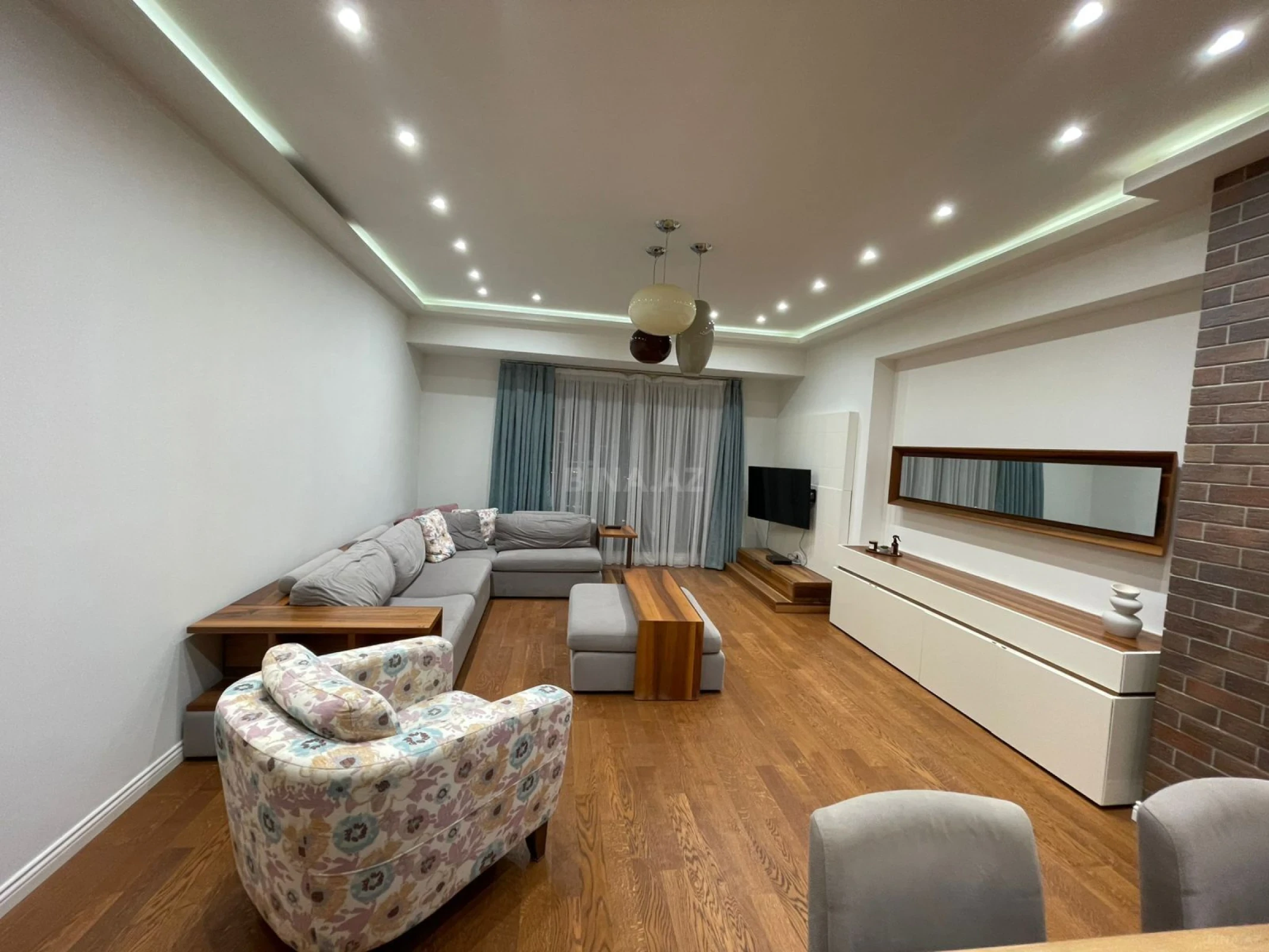 Kirayə verilir 4 otaqlı mənzil 190 m²