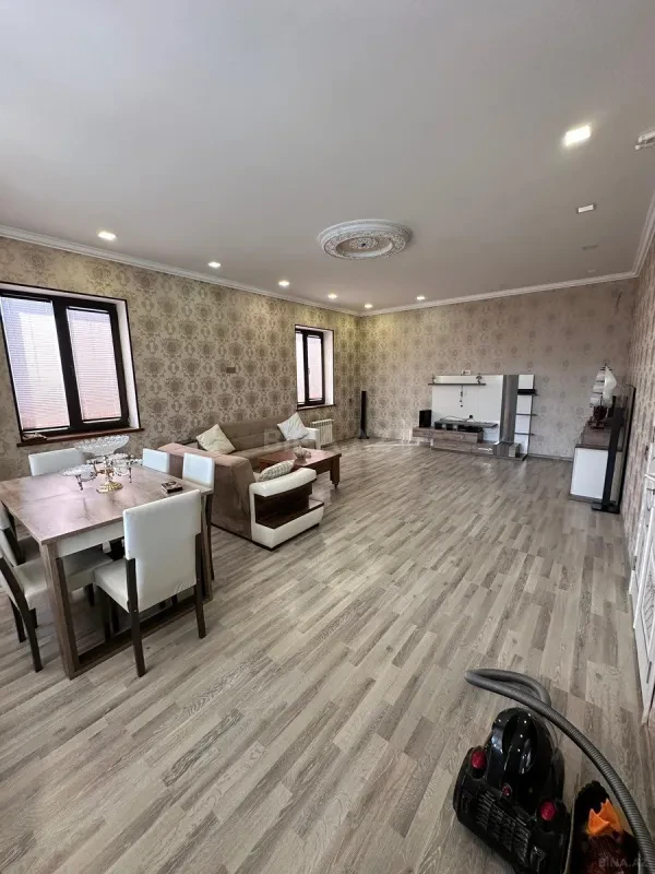 Satılır 10 otaqlı həyət evi 161.2 m²