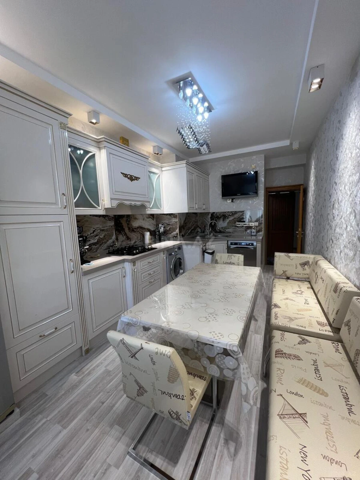 Satılır 4 otaqlı mənzil 136 m²