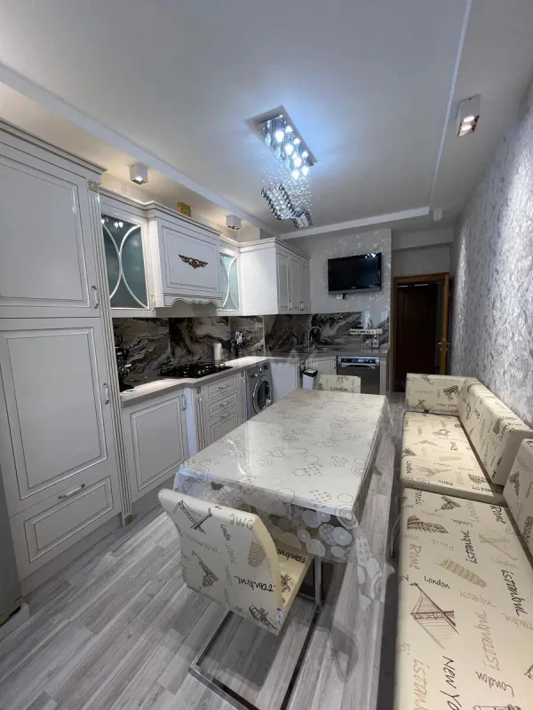 Satılır 4 otaqlı mənzil 136 m²