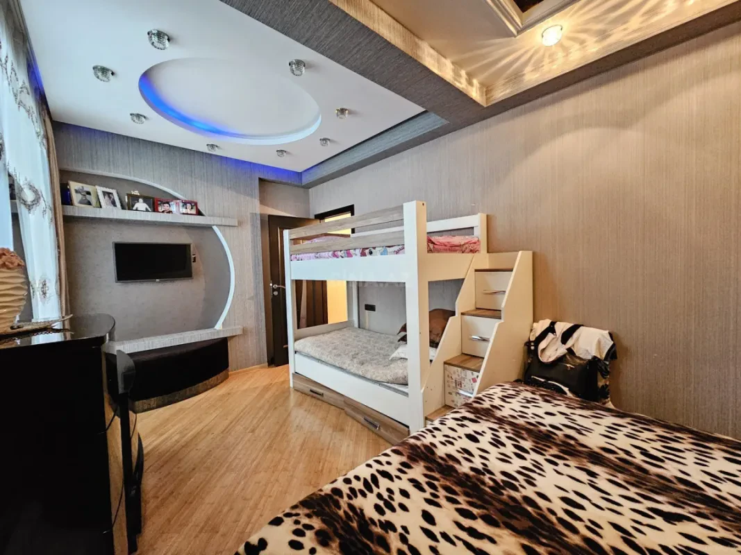 Satılır 3 otaqlı mənzil 157 m²