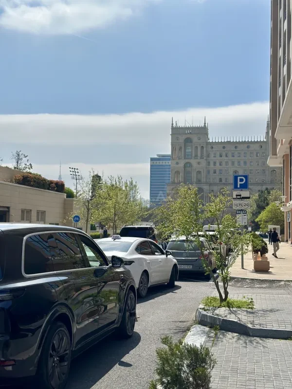 Satılır 4 otaqlı mənzil 200 m²