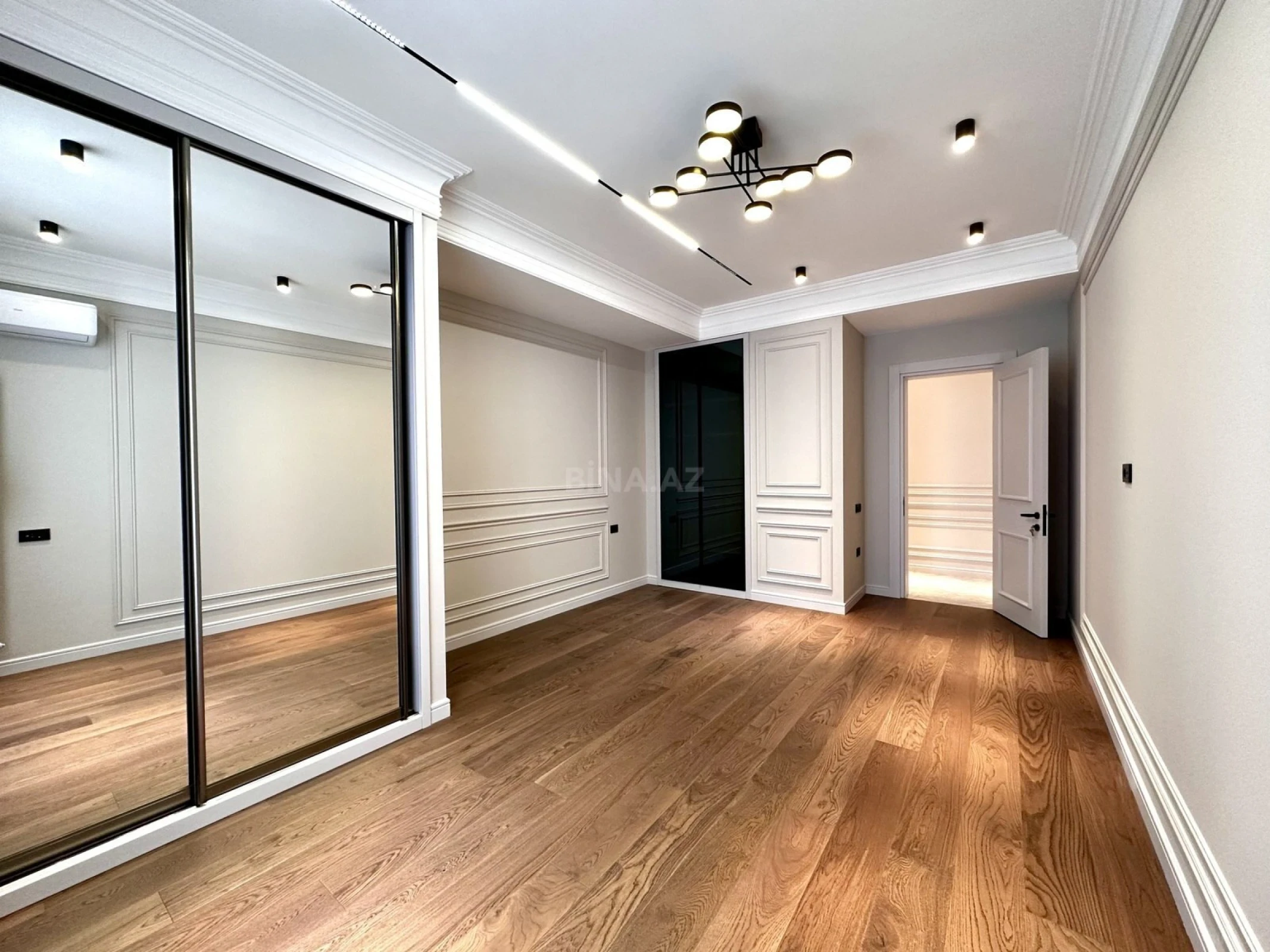 Satılır 4 otaqlı mənzil 200 m²