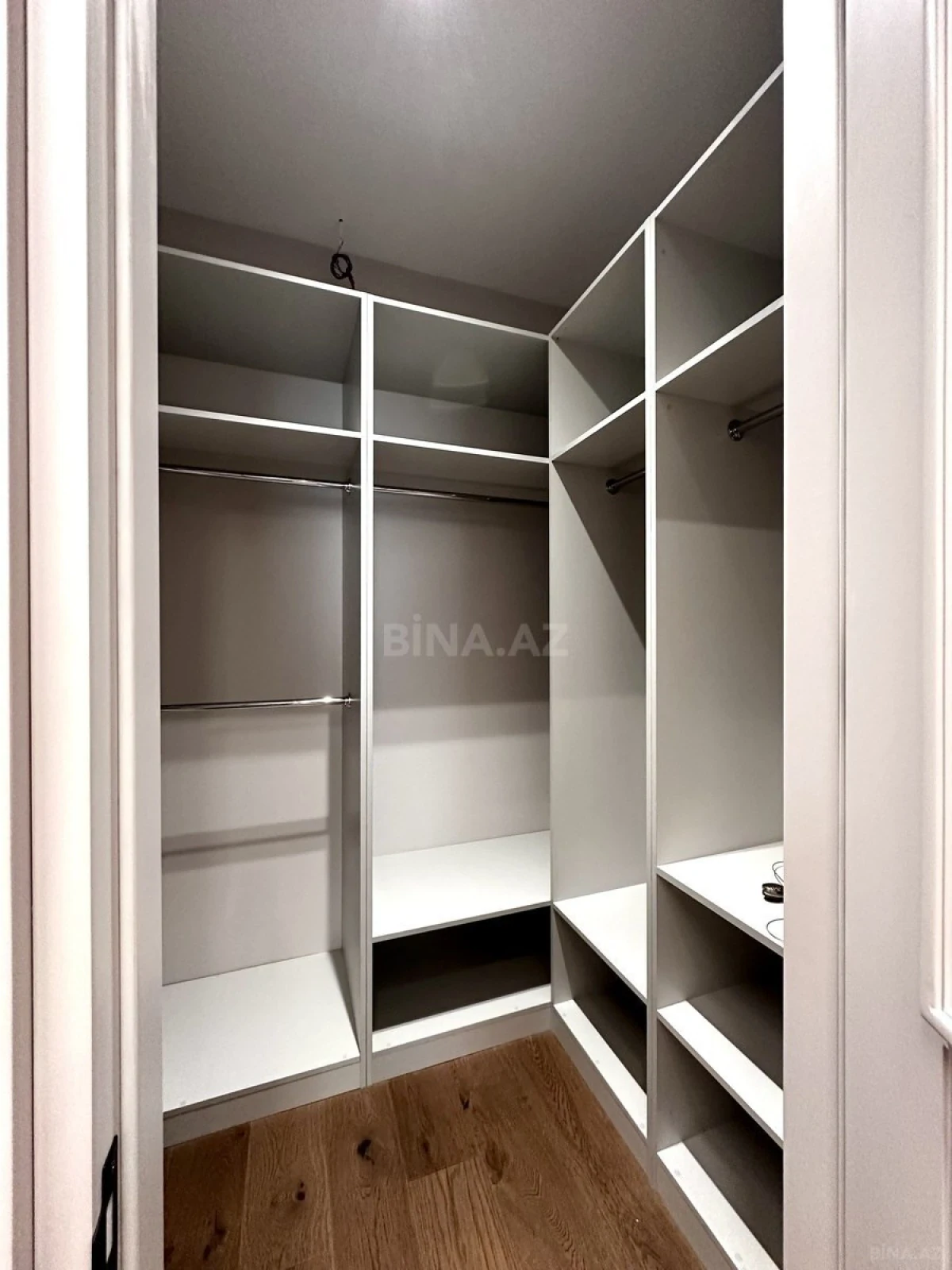 Satılır 4 otaqlı mənzil 200 m²