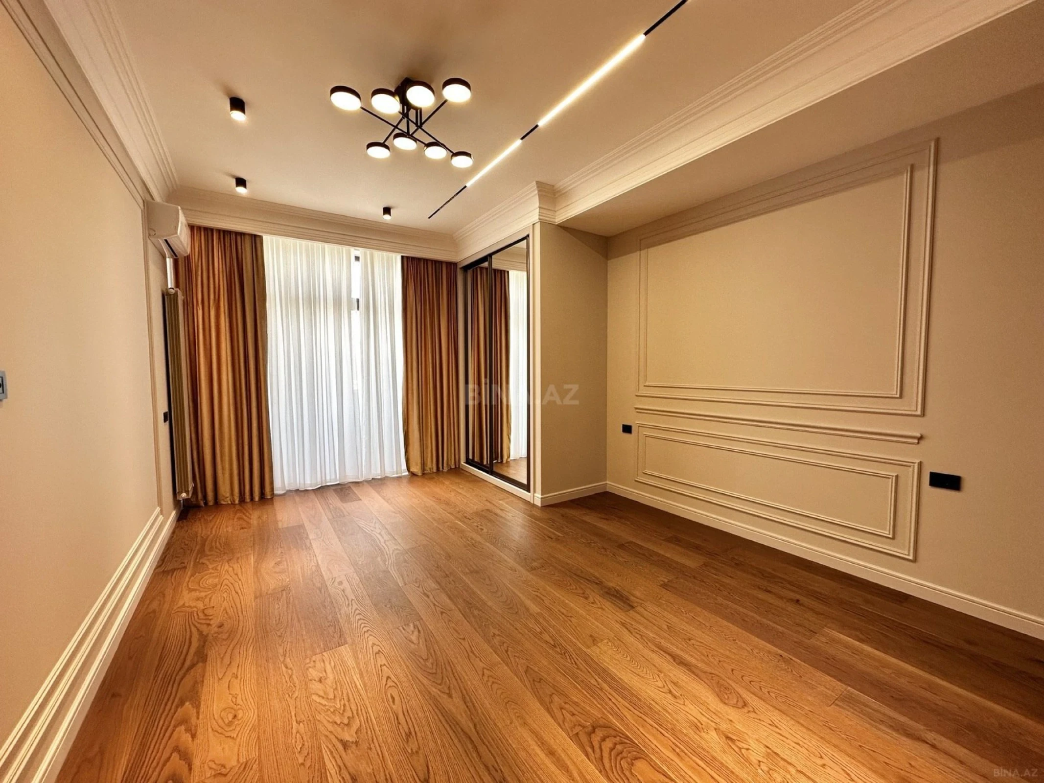 Satılır 4 otaqlı mənzil 200 m²