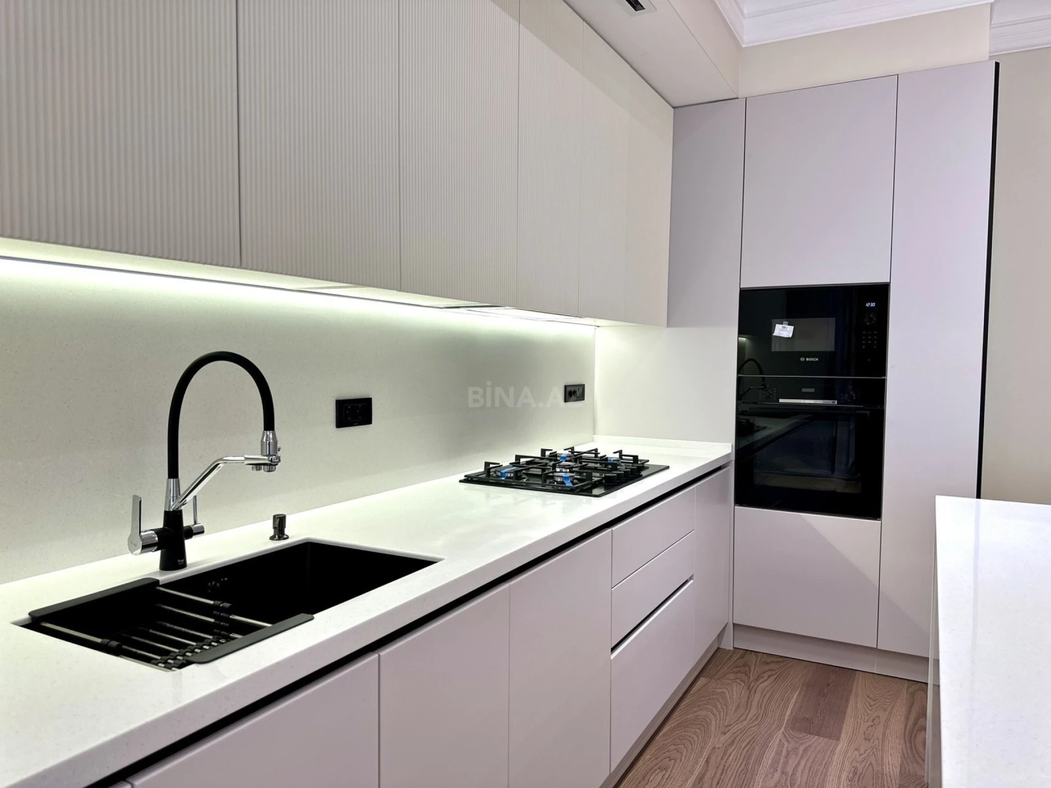 Satılır 4 otaqlı mənzil 200 m²