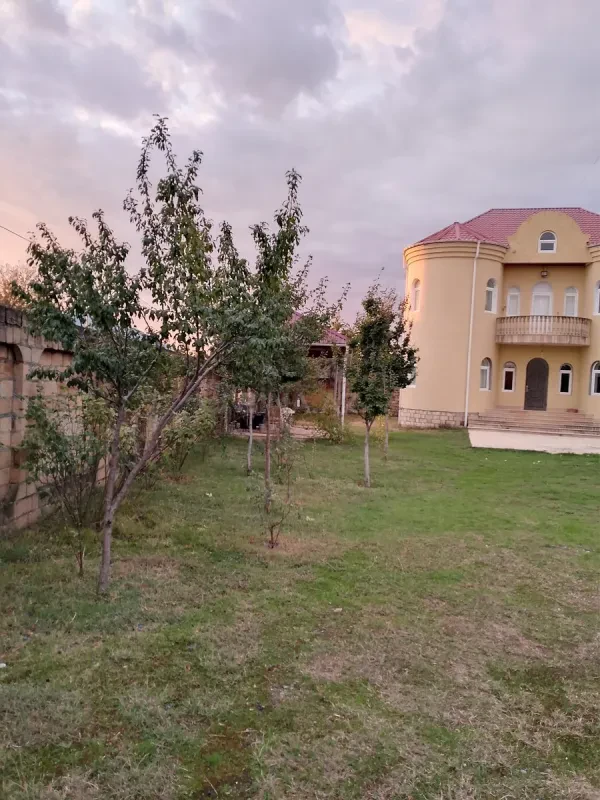 Satılır 8 otaqlı həyət evi 280 m²
