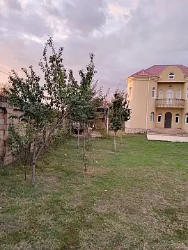Satılır 8 otaqlı həyət evi 280 m²