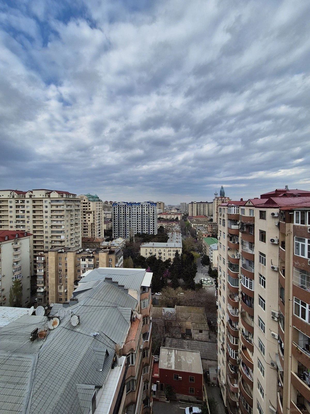 Satılır 4 otaqlı mənzil 181 m²