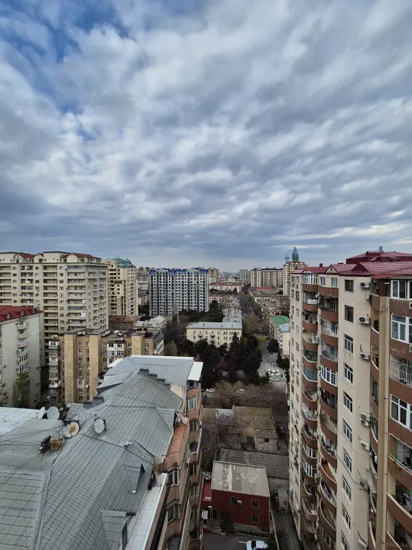 Satılır 4 otaqlı mənzil 181 m²