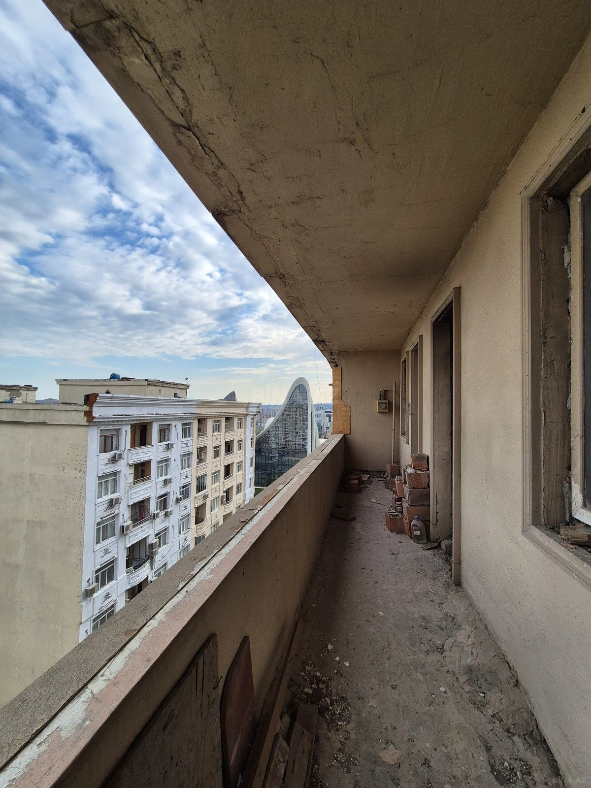 Satılır 4 otaqlı mənzil 181 m²
