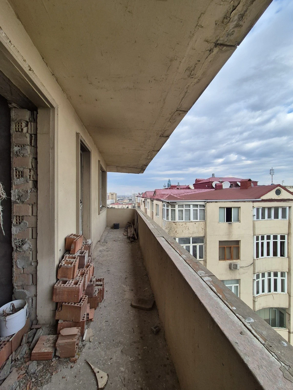 Satılır 4 otaqlı mənzil 181 m²