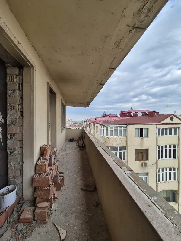 Satılır 4 otaqlı mənzil 181 m²