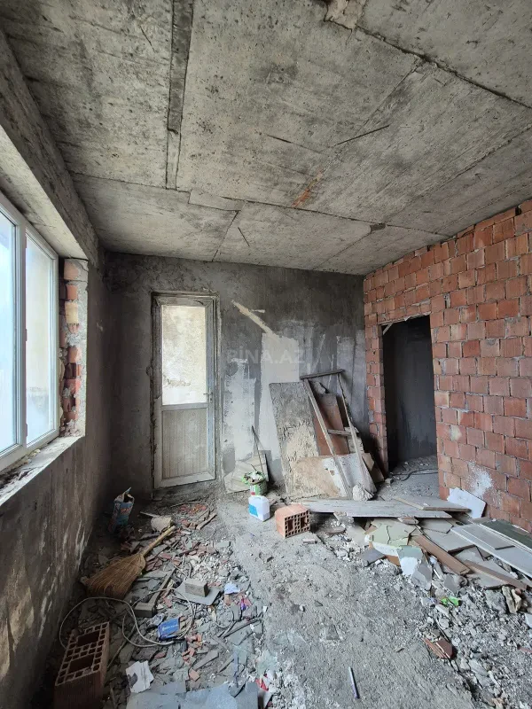 Satılır 4 otaqlı mənzil 181 m²