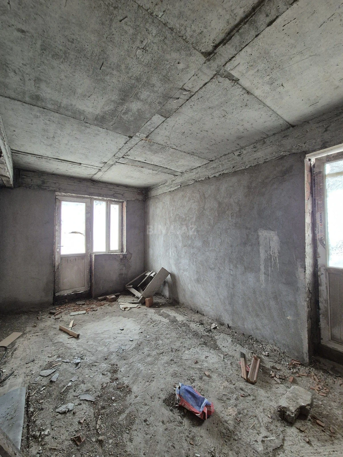 Satılır 4 otaqlı mənzil 181 m²