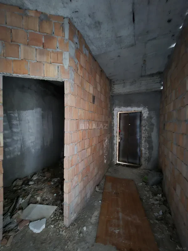 Satılır 4 otaqlı mənzil 181 m²