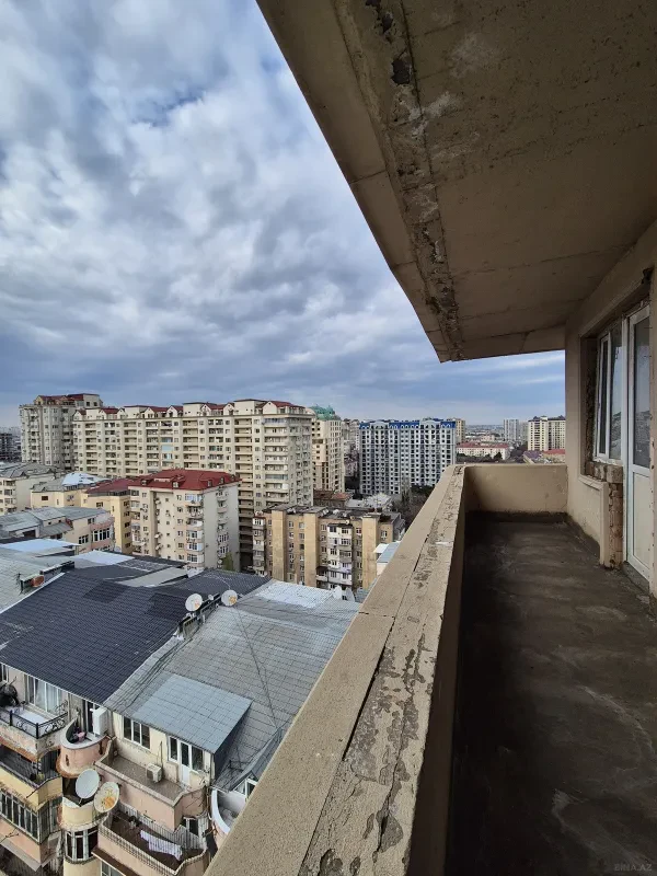 Satılır 4 otaqlı mənzil 181 m²