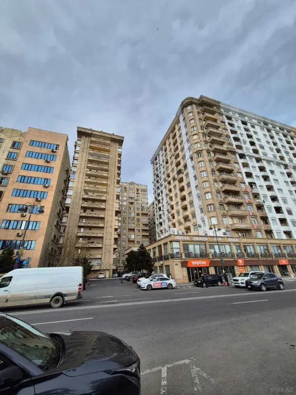Satılır 4 otaqlı mənzil 181 m²