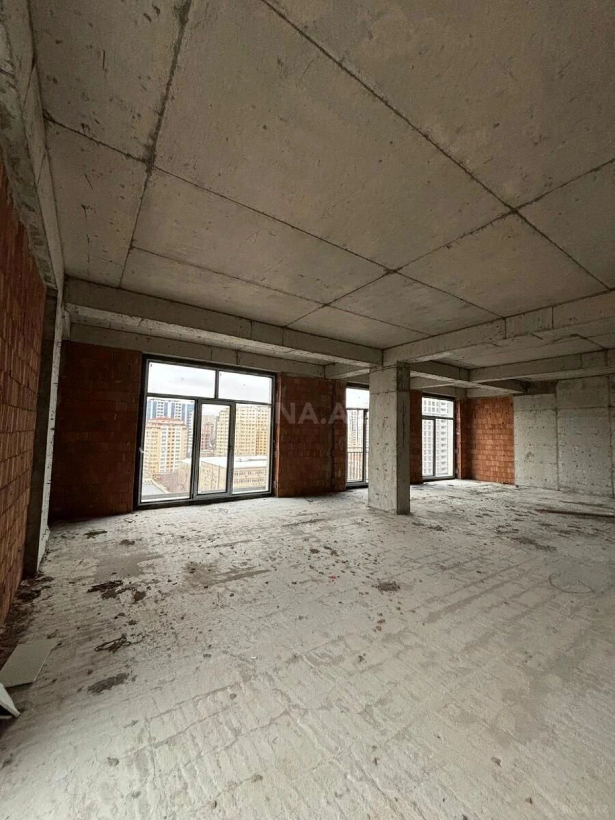 Satılır 4 otaqlı mənzil 150 m²