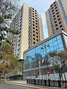 Satılır 4 otaqlı mənzil 150 m²