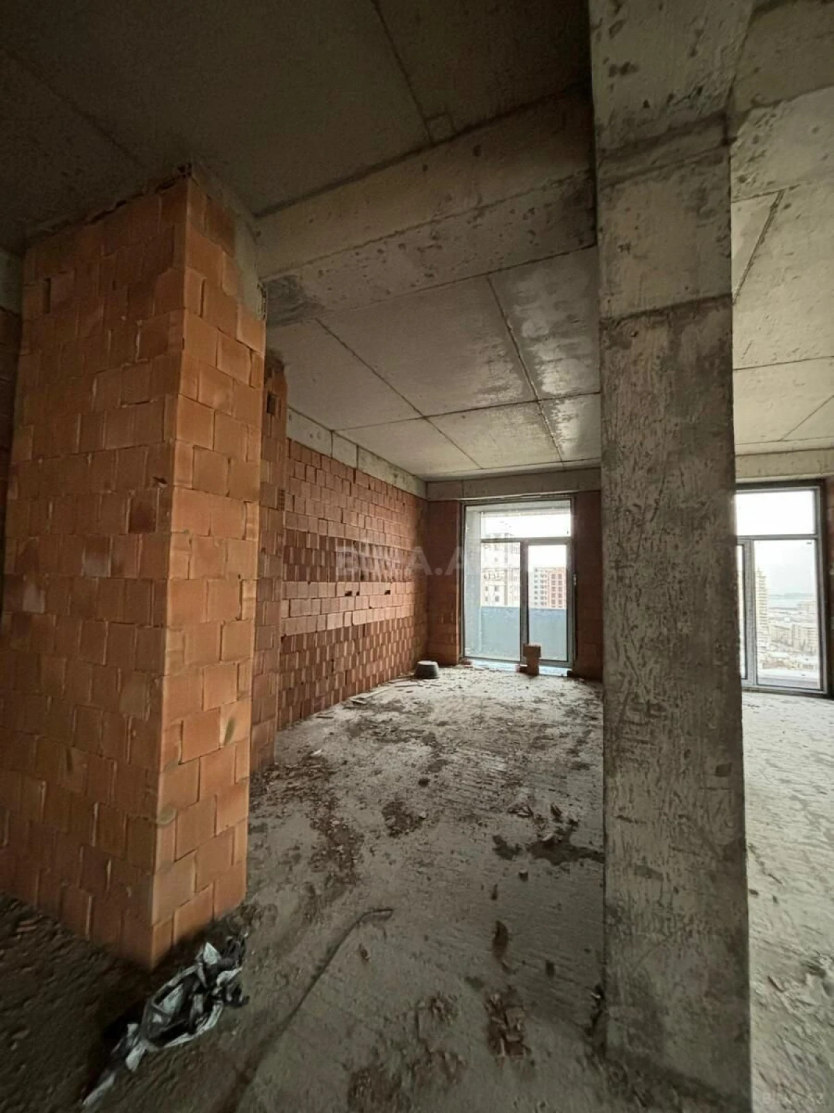 Satılır 4 otaqlı mənzil 150 m²