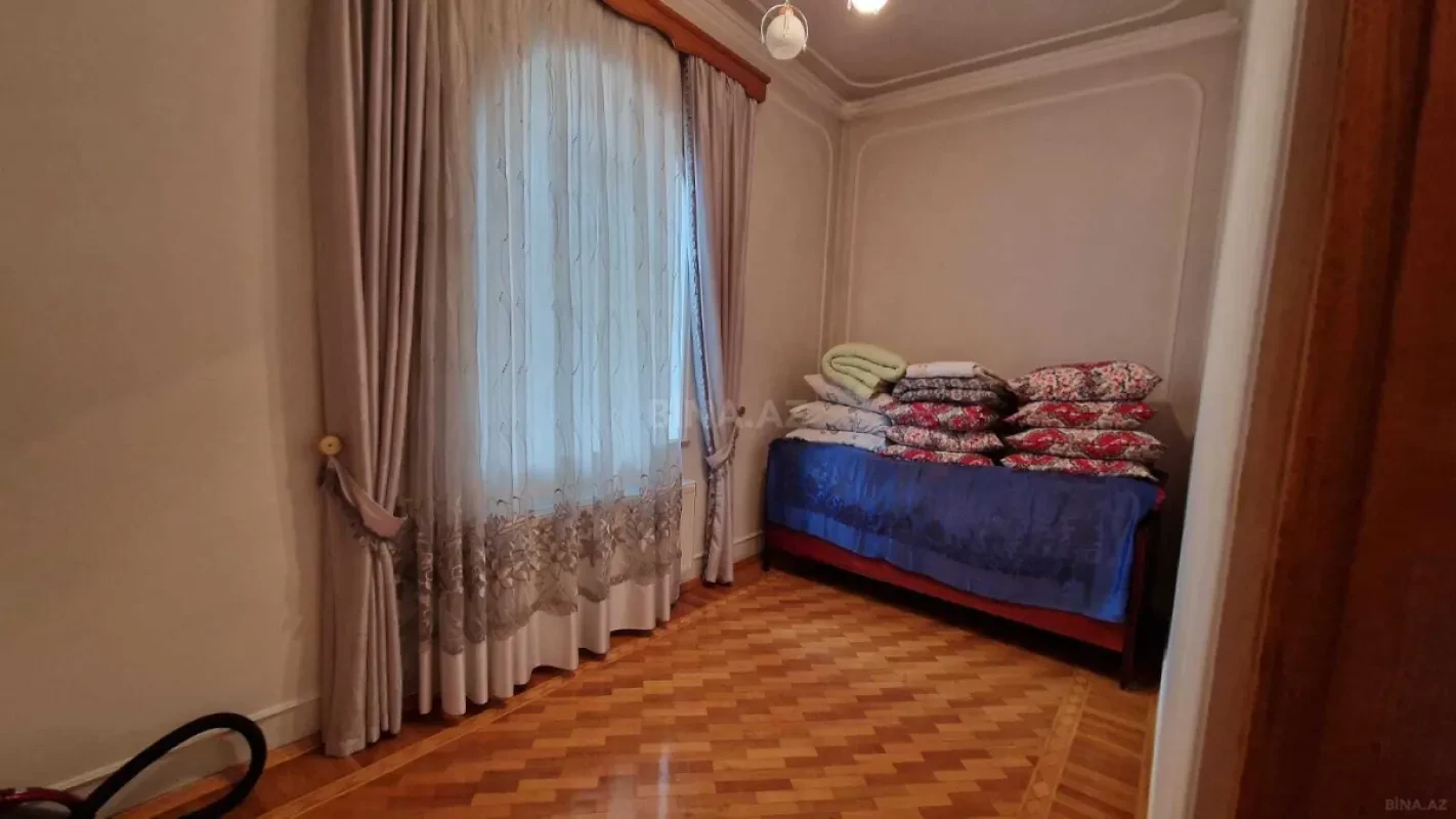 Satılır 7 otaqlı həyət evi 450 m²