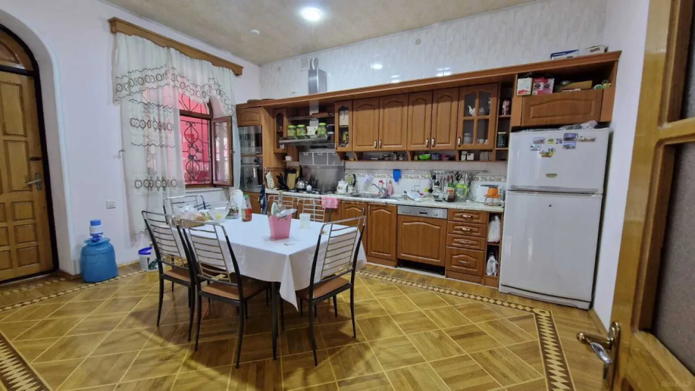Satılır 7 otaqlı həyət evi 450 m²