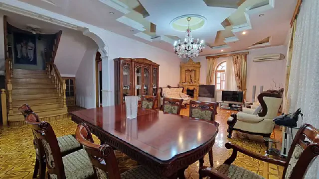Satılır 7 otaqlı həyət evi 450 m²