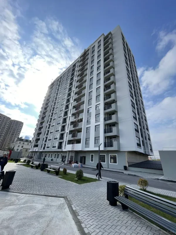 Satılır 4 otaqlı mənzil 175 m²