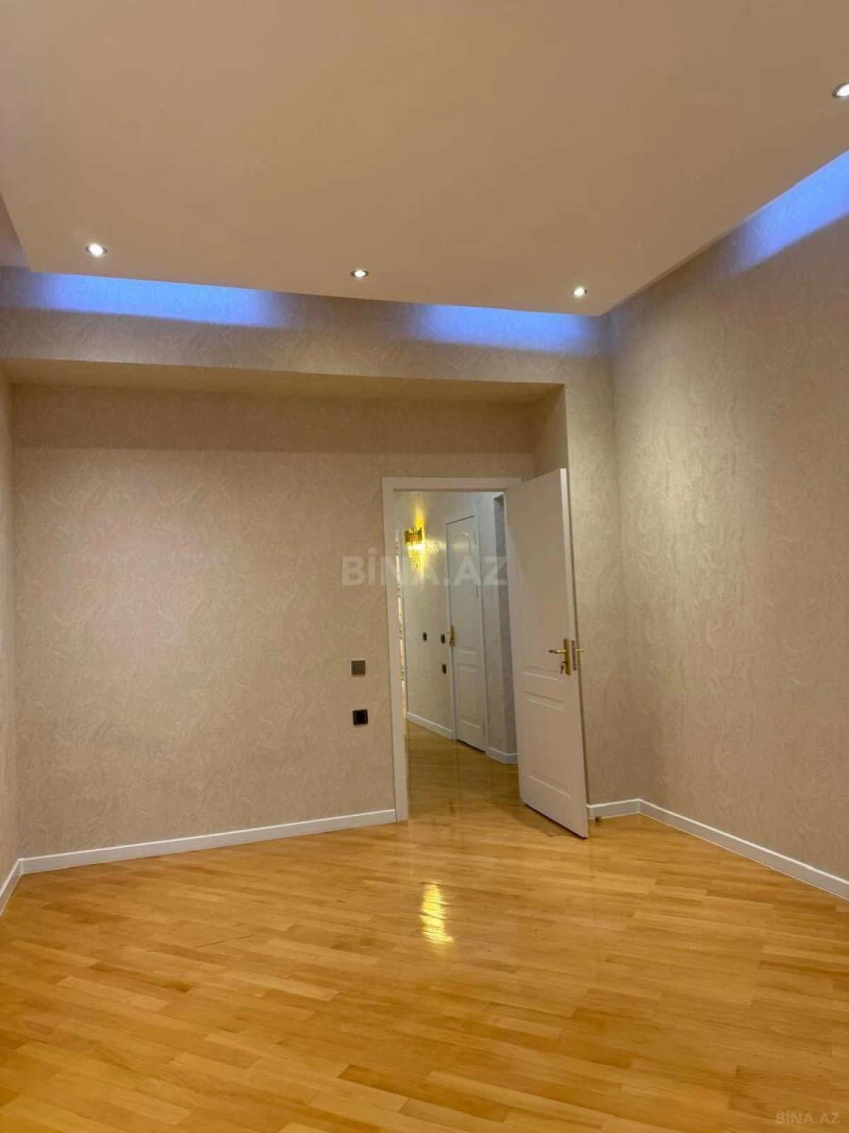Satılır 3 otaqlı mənzil 135 m²