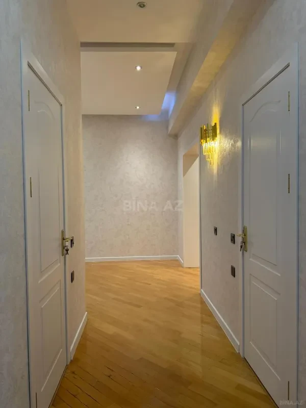 Satılır 3 otaqlı mənzil 135 m²