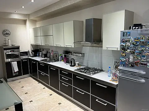 Kirayə verilir 4 otaqlı mənzil 185 m²