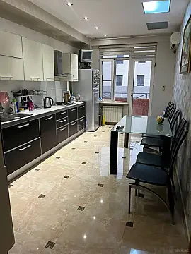 Kirayə verilir 4 otaqlı mənzil 185 m²