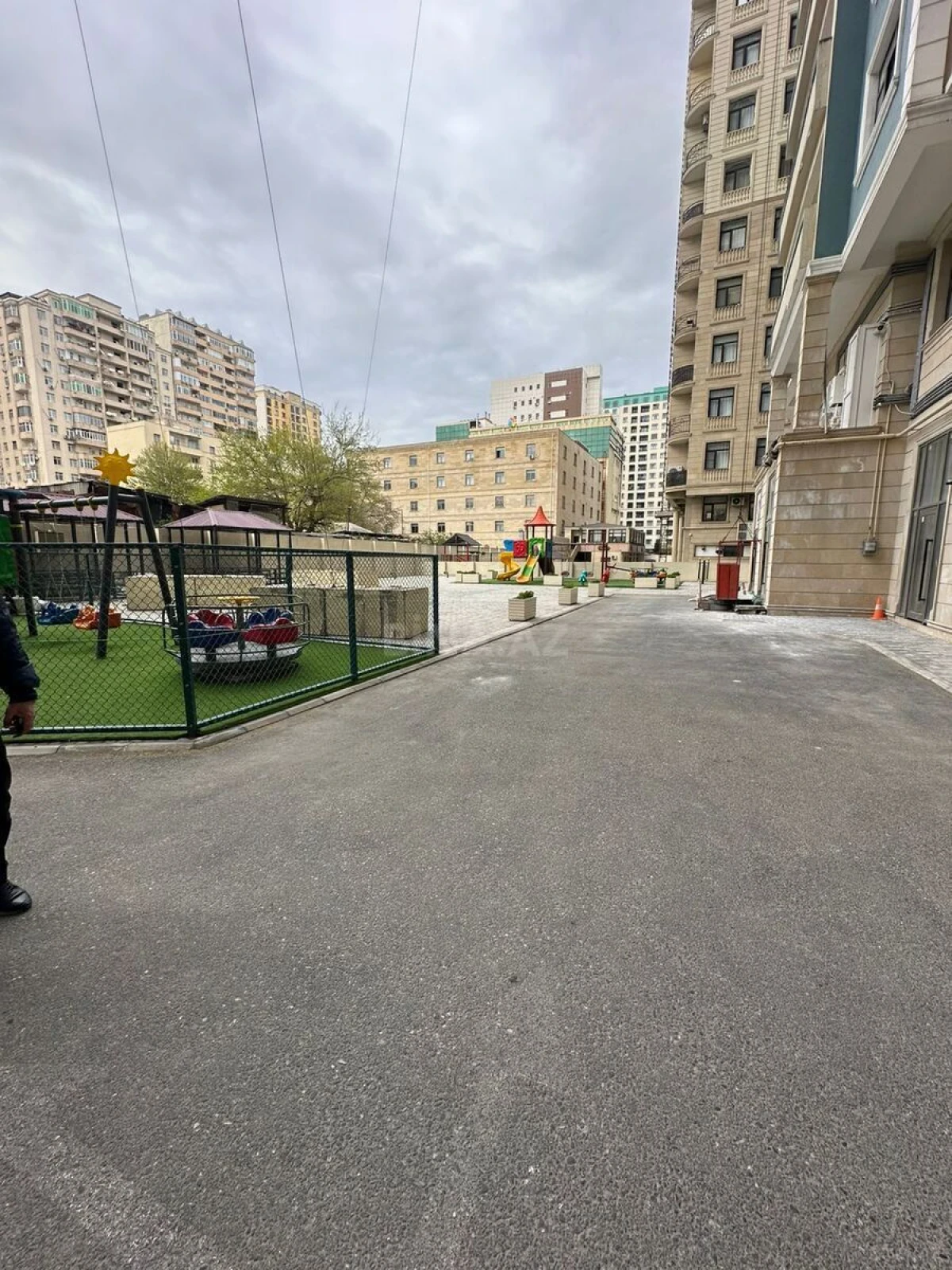 Satılır 4 otaqlı mənzil 172 m²