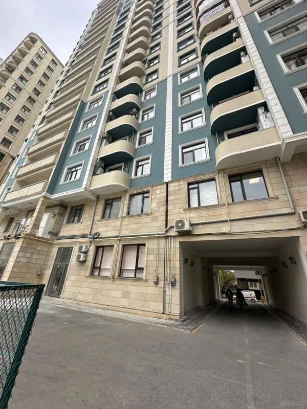 Satılır 4 otaqlı mənzil 172 m²