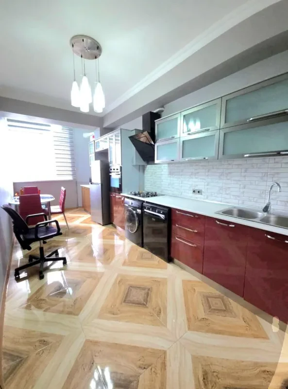 Satılır 2 otaqlı mənzil 83 m²