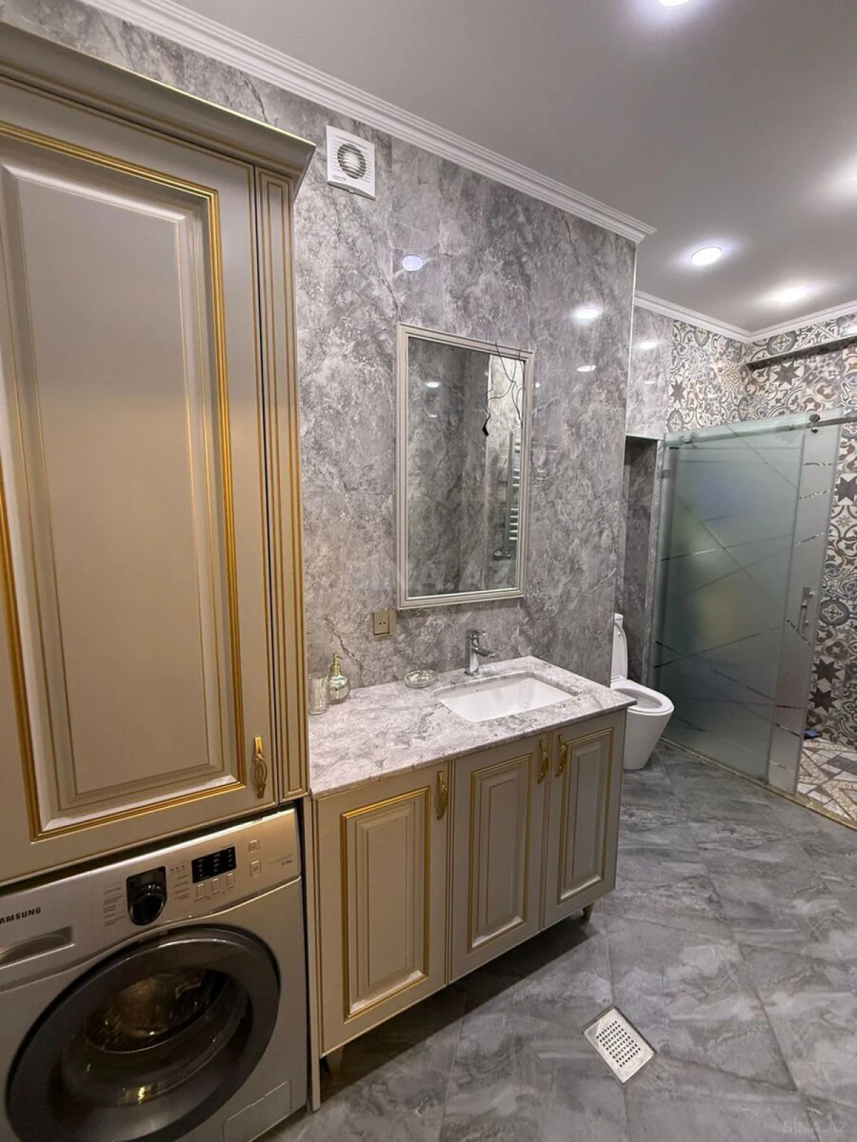 Satılır 4 otaqlı mənzil 200 m²