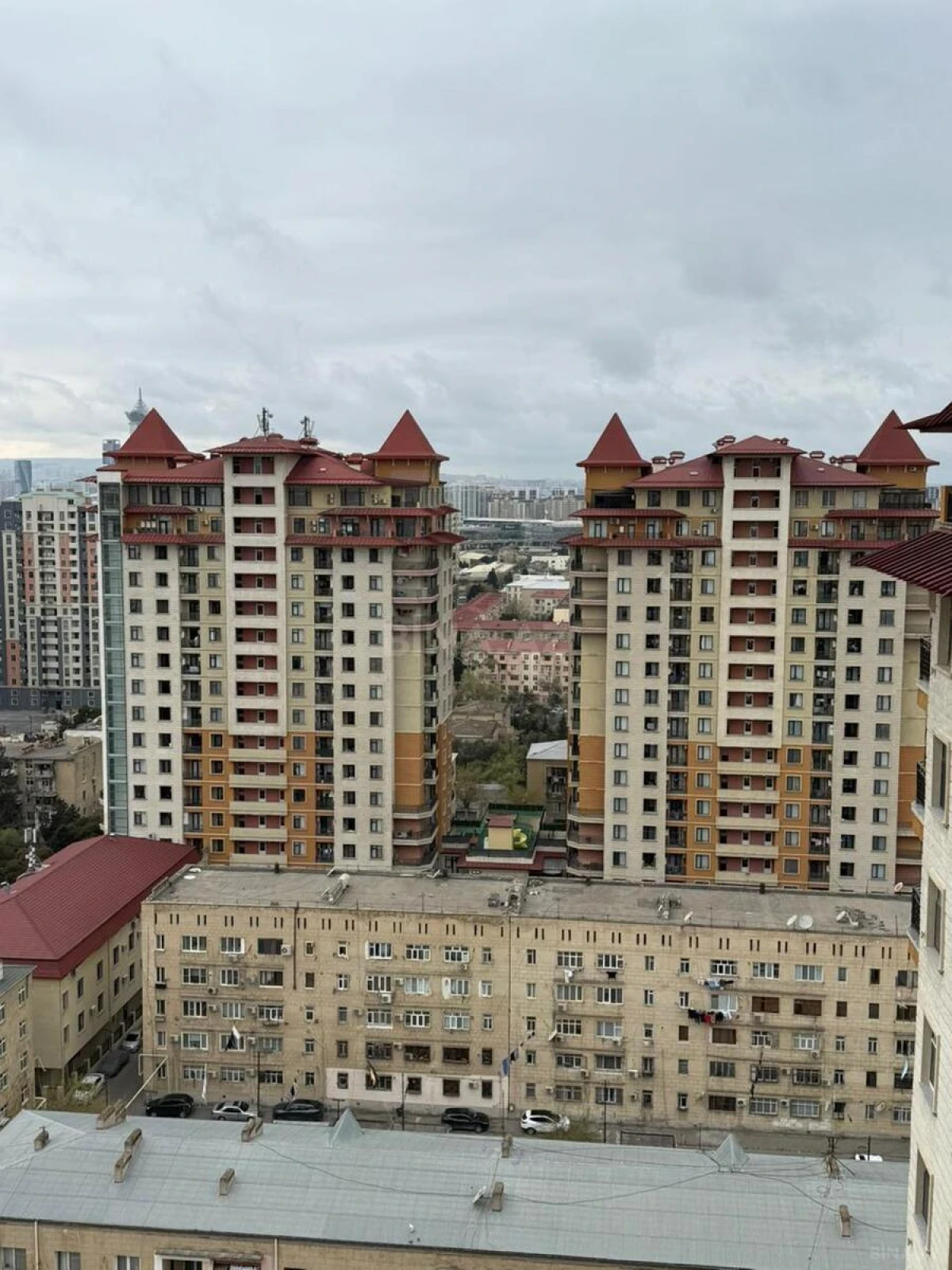 Satılır 4 otaqlı mənzil 200 m²