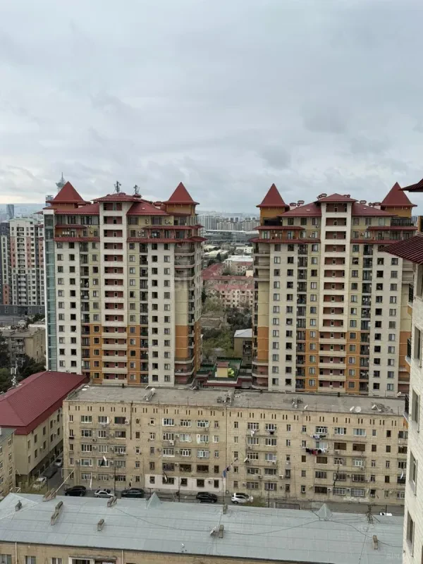 Satılır 4 otaqlı mənzil 200 m²