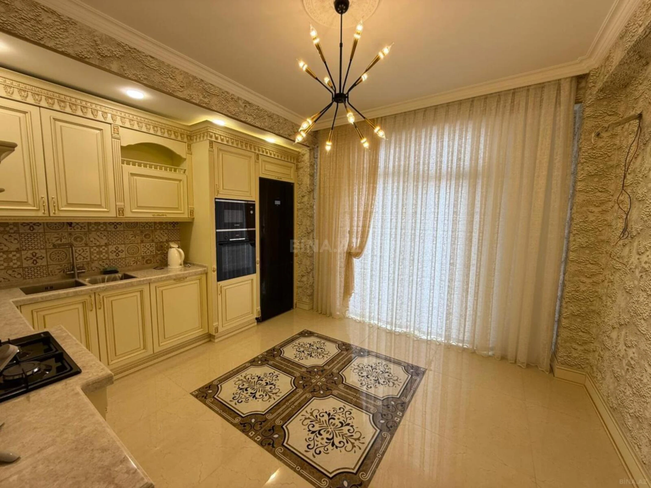 Satılır 4 otaqlı mənzil 200 m²