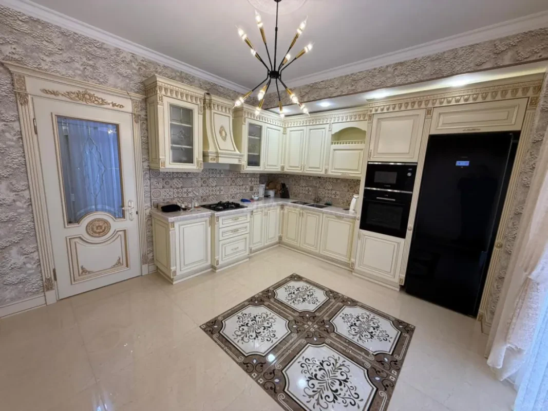 Satılır 4 otaqlı mənzil 200 m²
