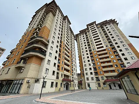 Satılır 4 otaqlı mənzil 200 m²