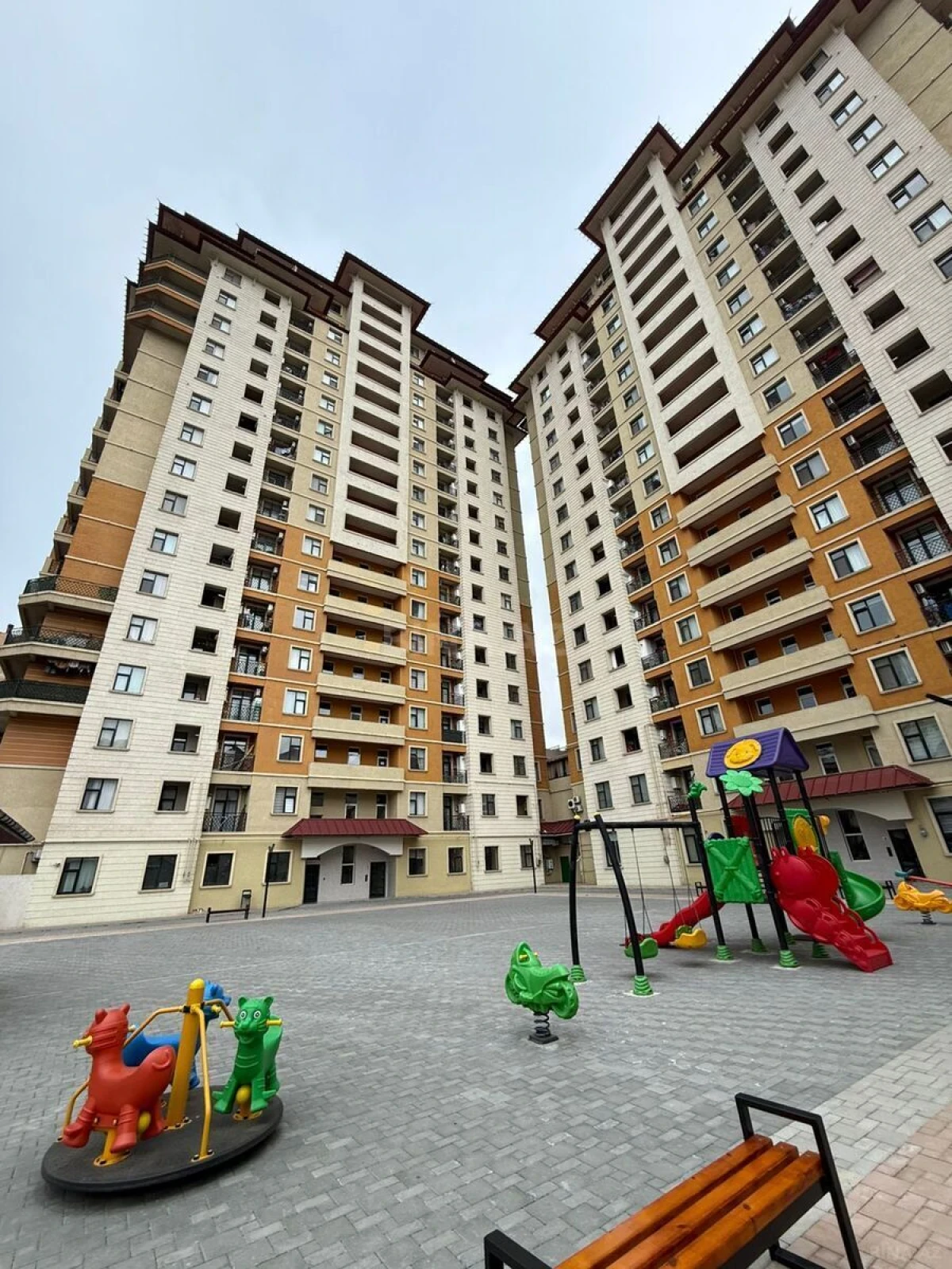 Satılır 4 otaqlı mənzil 200 m²