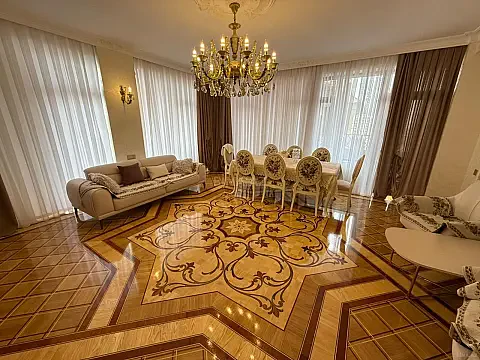 Satılır 4 otaqlı mənzil 200 m²