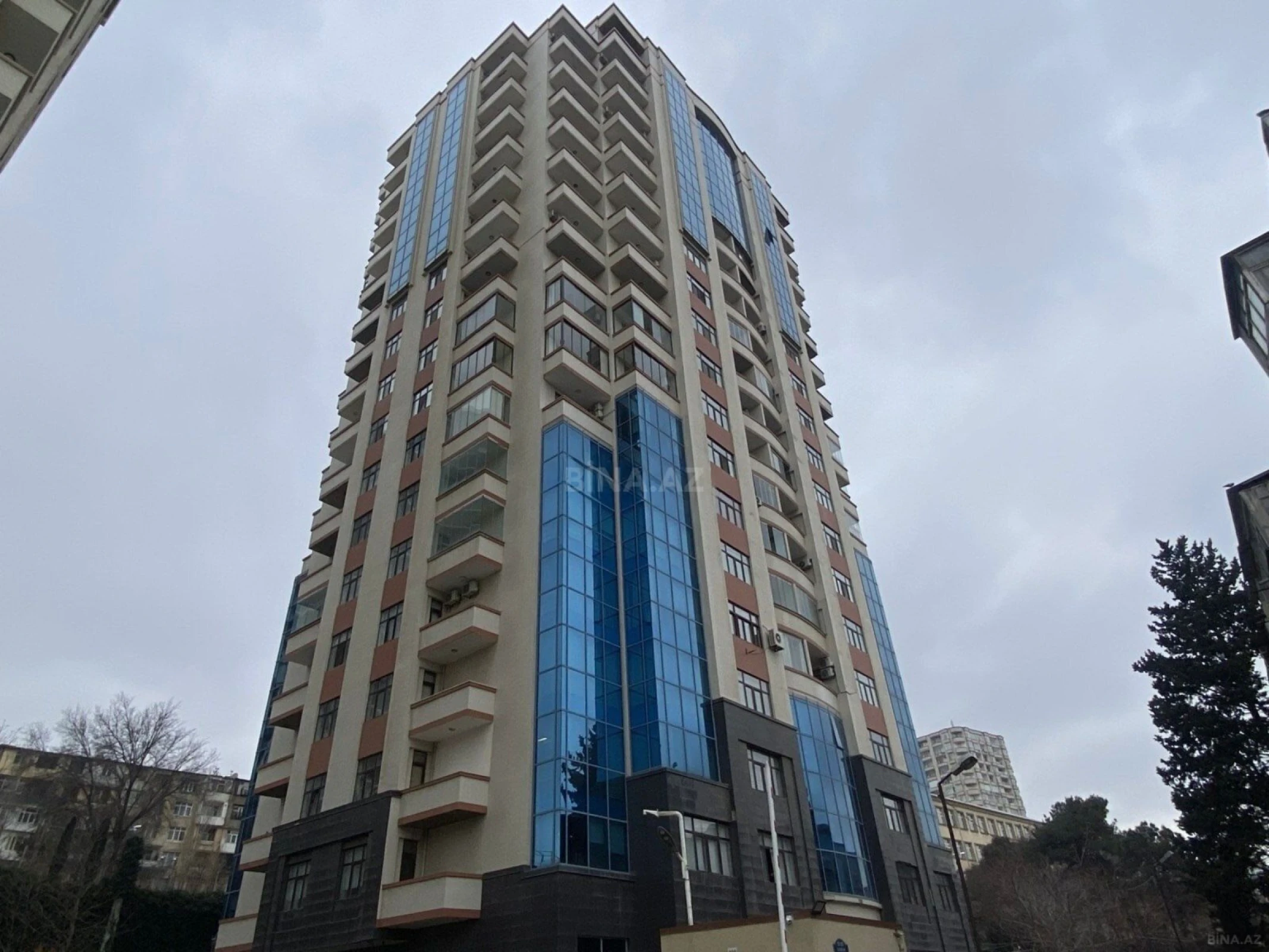 Satılır 4 otaqlı mənzil 210 m²