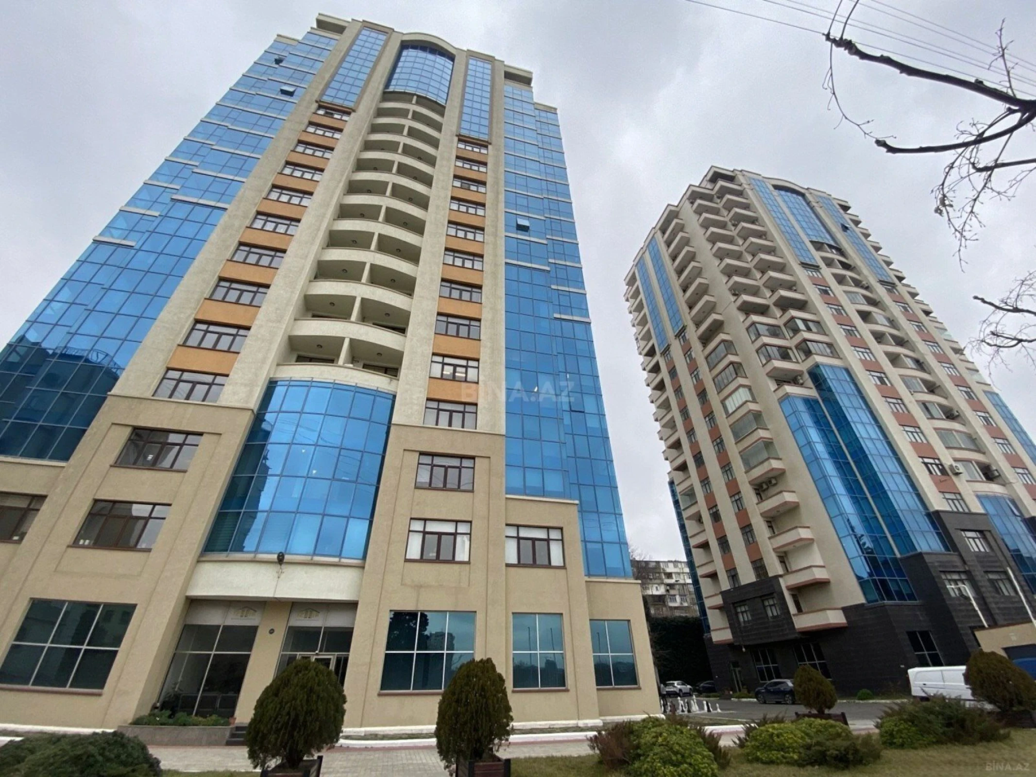 Satılır 4 otaqlı mənzil 210 m²