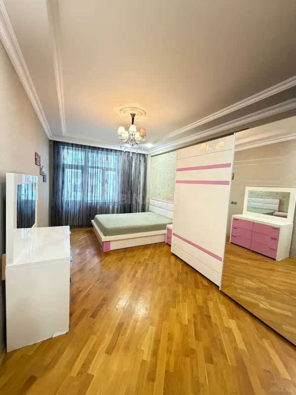 Kirayə verilir 3 otaqlı mənzil 145 m²