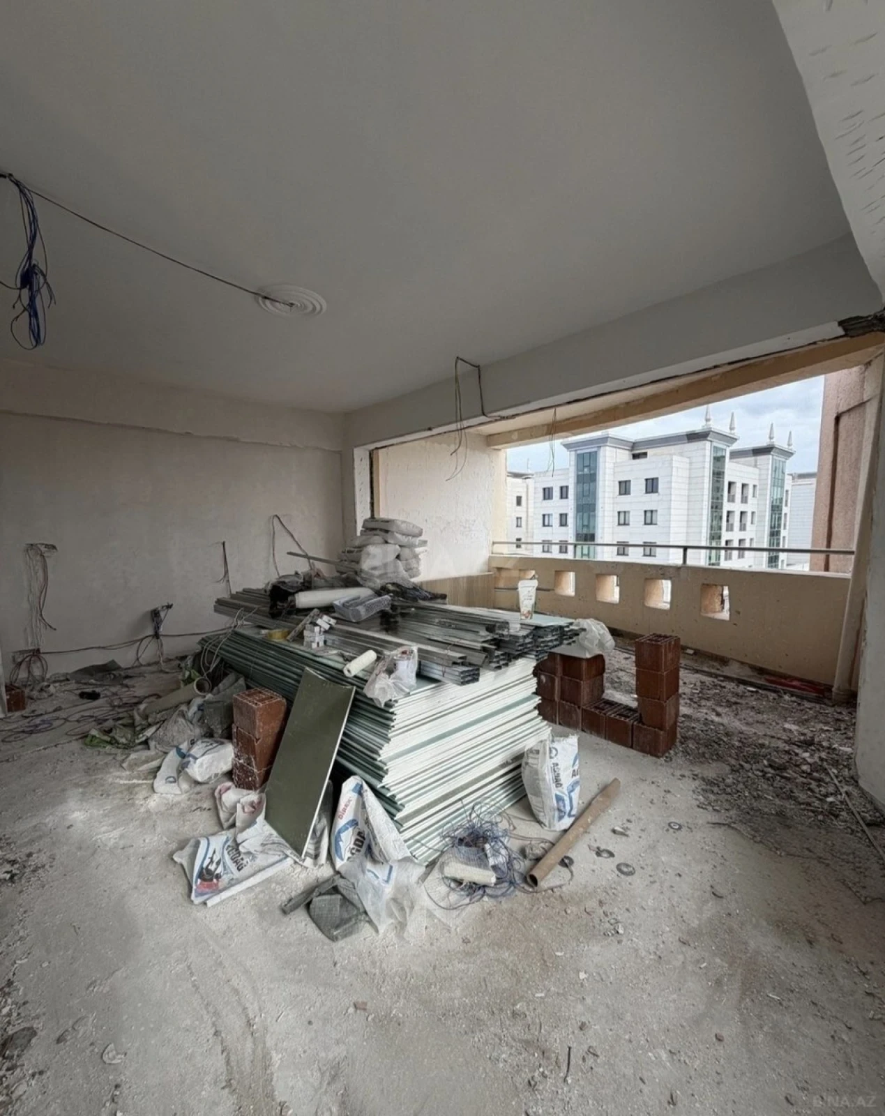 Satılır 3 otaqlı mənzil 125 m²