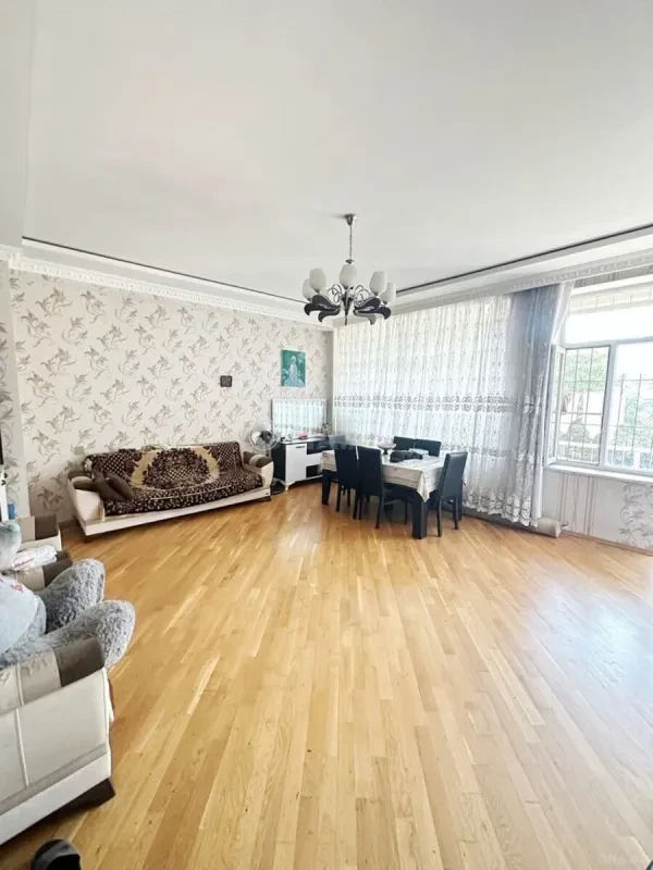 Satılır 3 otaqlı mənzil 135 m²